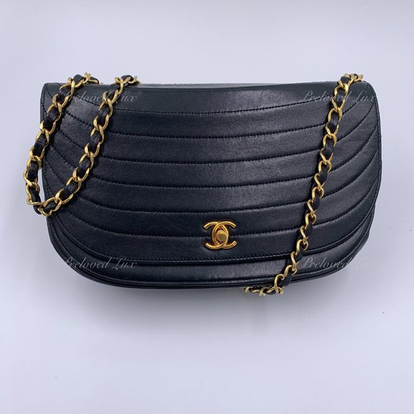 ❗️Sold❗️ CHANEL Vintage Lambskin Half Moon Flap Bag black/gold hardware - Picture 4 of 17